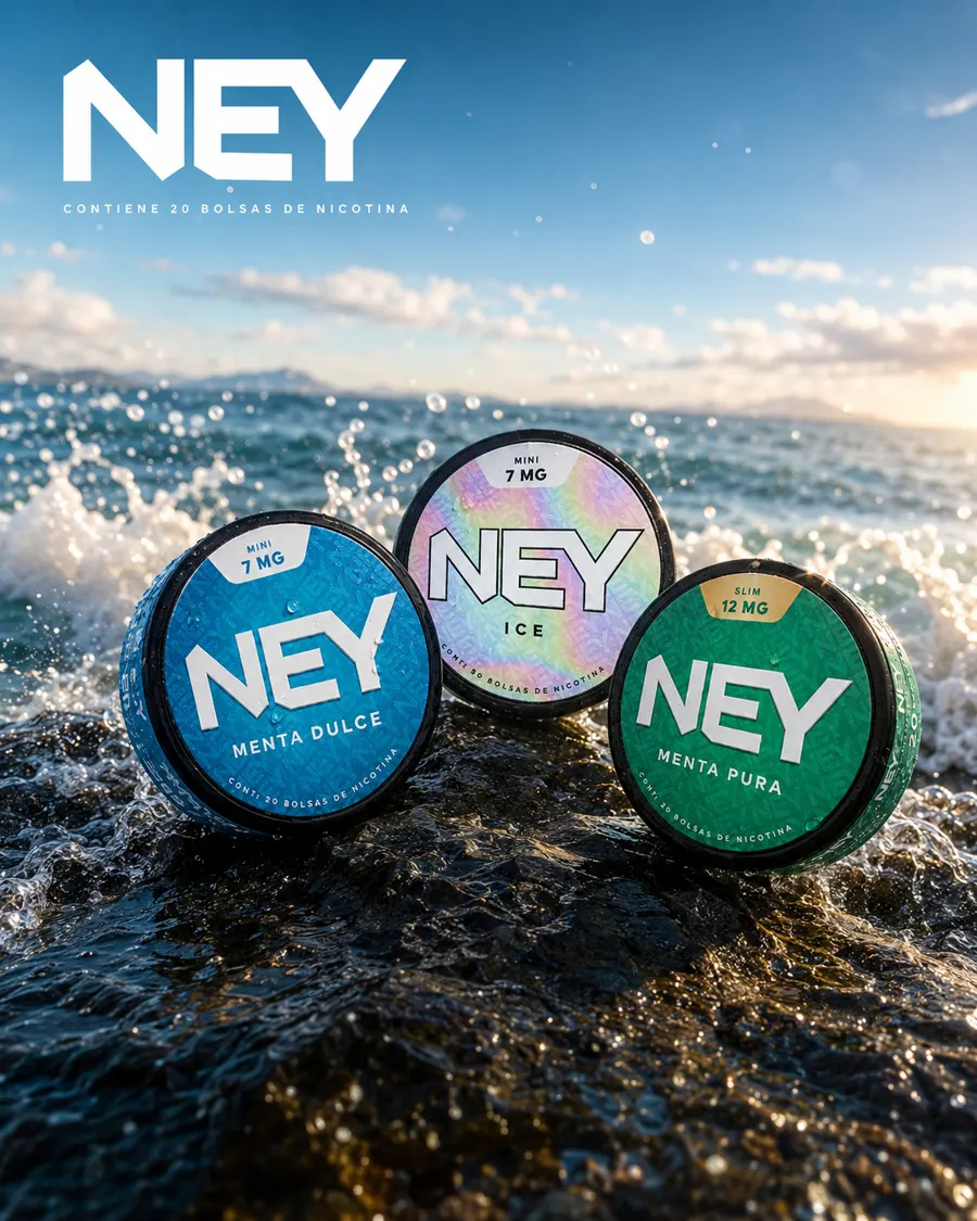 Las tres latas NEY sobre rocas frente al mar.